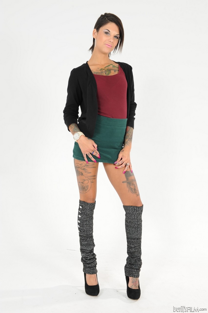 Short haired, long legged Bonnie Rotten shows off tiny tits & tattoos in heels