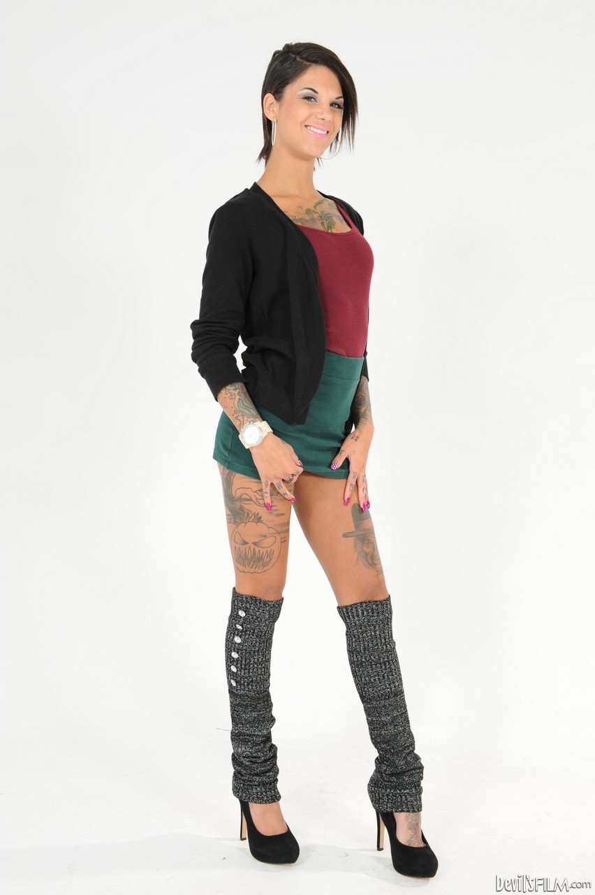 Short haired, long legged Bonnie Rotten shows off tiny tits & tattoos in heels