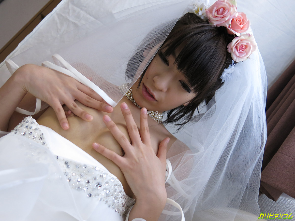 Asian bride with black hair Ruri Narumiya rubs her twat before toying