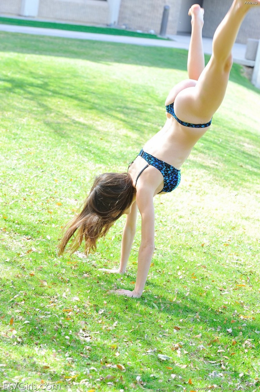 Caucasian teen gets completely naked before showing her flexibility on a lawn