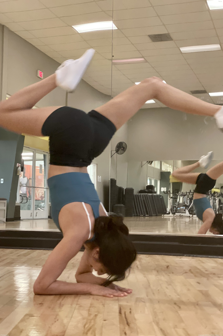 Fit amateur beauty Reina posing & stripping in public & stretching at the gym
