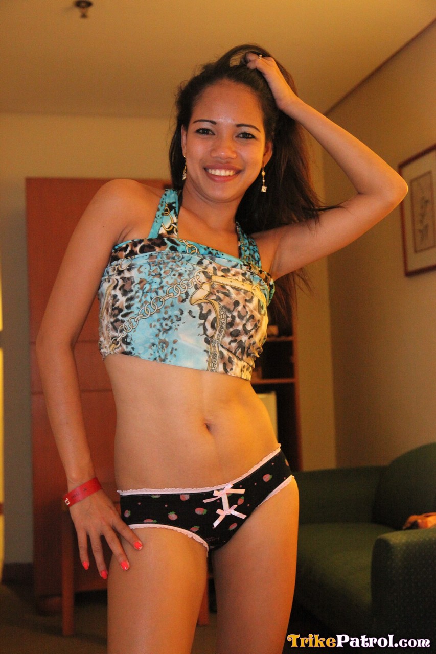 Skinny Asian amateur Vanessa Medrano shows her stunning natural body
